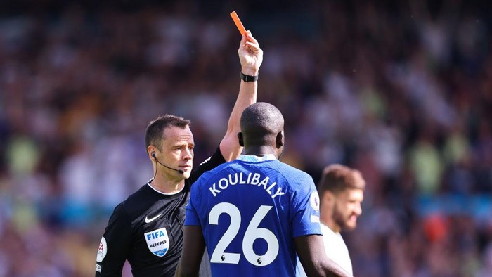 LEEDS, ENGLAND - AUGUST 21: Kalidou Koulibaly of Chelsea receives a red card for a second yellow card offence during the Premier League match between Leeds United and Chelsea FC at Elland Road on August 21, 2022 in Leeds, United Kingdom. (Photo by Robbie Jay Barratt - AMA/Getty Images)