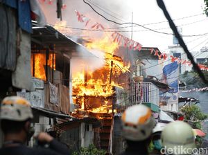 Warga Cerita Saat Kebakaran di Simprug: Api Begitu Cepat Merembet Warga Cerita Saat Kebakaran di Simprug: Api Begitu Cepat Merembet