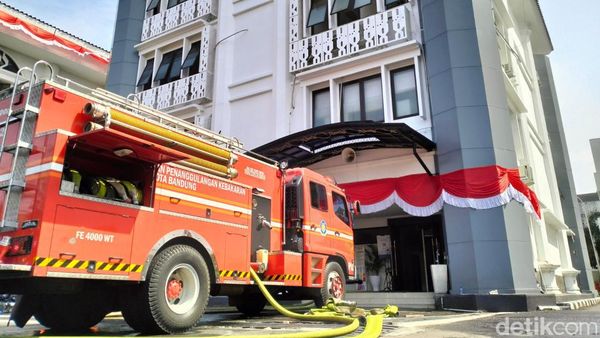 Potret Kebakaran di Gedung DPRD Jabar