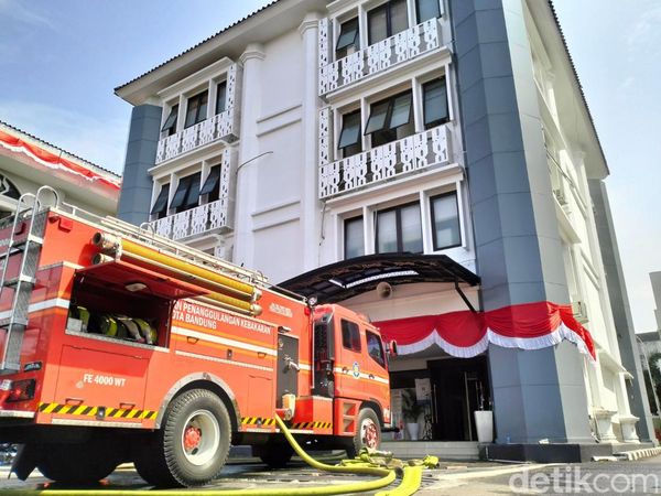 Potret Kebakaran di Gedung DPRD Jabar