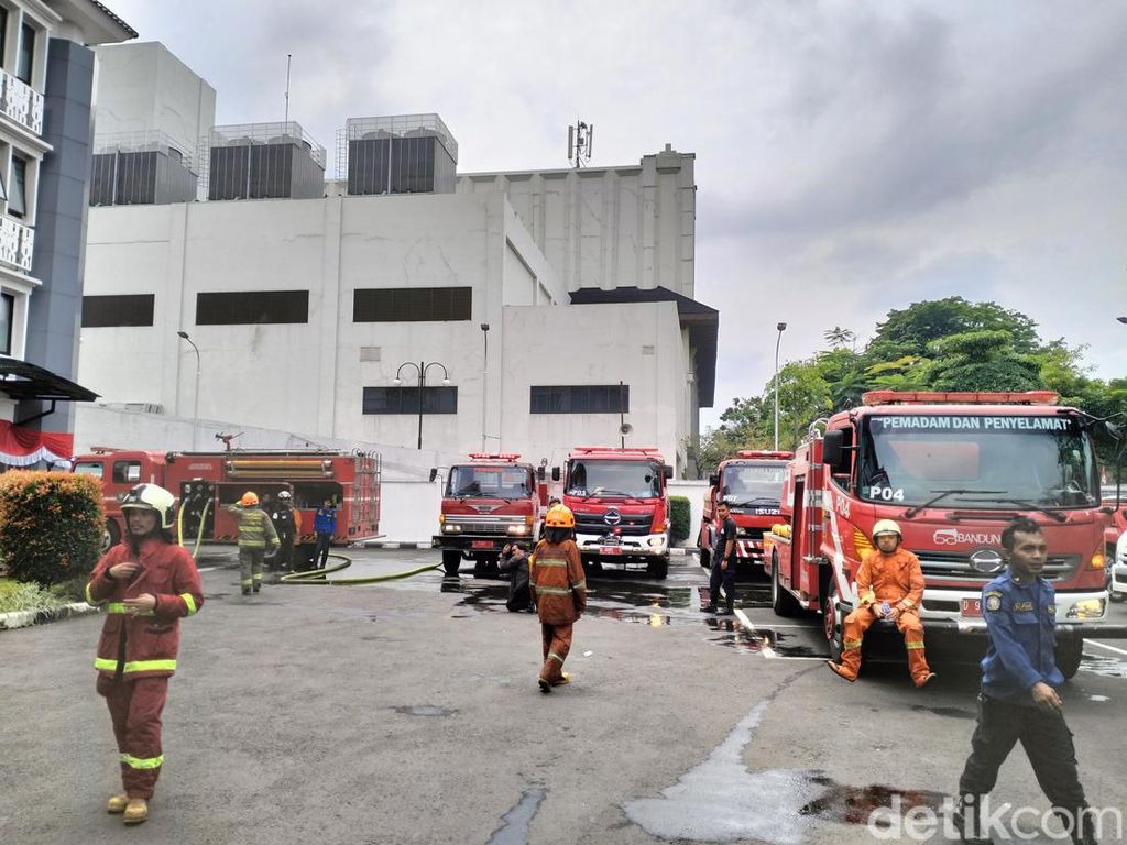 Api di Gedung DPRD Jabar Akhirnya Padam Api di Gedung DPRD Jabar Akhirnya Padam