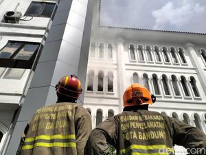 Asap Tebal Sempat Sulitkan Pemadam Tangani Kebakaran Gedung DPRD Jabar Asap Tebal Sempat Sulitkan Pemadam Tangani Kebakaran Gedung DPRD Jabar