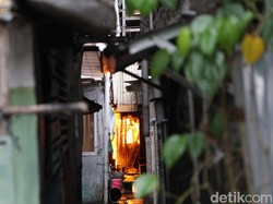 120 Keluarga Terdampak Kebakaran Simprug, Polisi Selidiki Penyebabnya