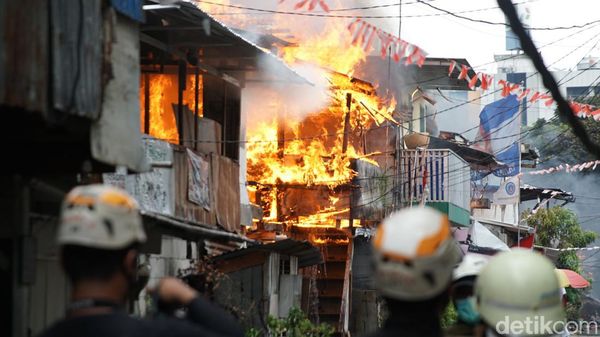 Kobaran Api Lahap Pemukiman Warga di Simprug Jaksel