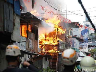 Kobaran Api Lahap Pemukiman Warga di Simprug Jaksel