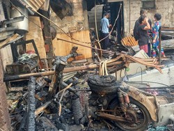 Kebakaran di Simprug Golf Jaksel Padam, Warga Cari Sisa Barang Selamat