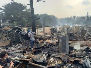 BPBD DKI Beri Pendampingan Psikososial ke Korban Kebakaran Simprug Jaksel BPBD DKI Beri Pendampingan Psikososial ke Korban Kebakaran Simprug Jaksel