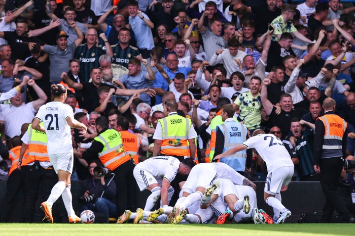 LEEDS, ENGLAND - AUGUST 21: Brendan Aaronson of Leeds United celebrates after scoring a goal to make it 1-0 during the Premier League match between Leeds United and Chelsea FC at Elland Road on August 21, 2022 in Leeds, United Kingdom. (Photo by Robbie Jay Barratt - AMA/Getty Images)