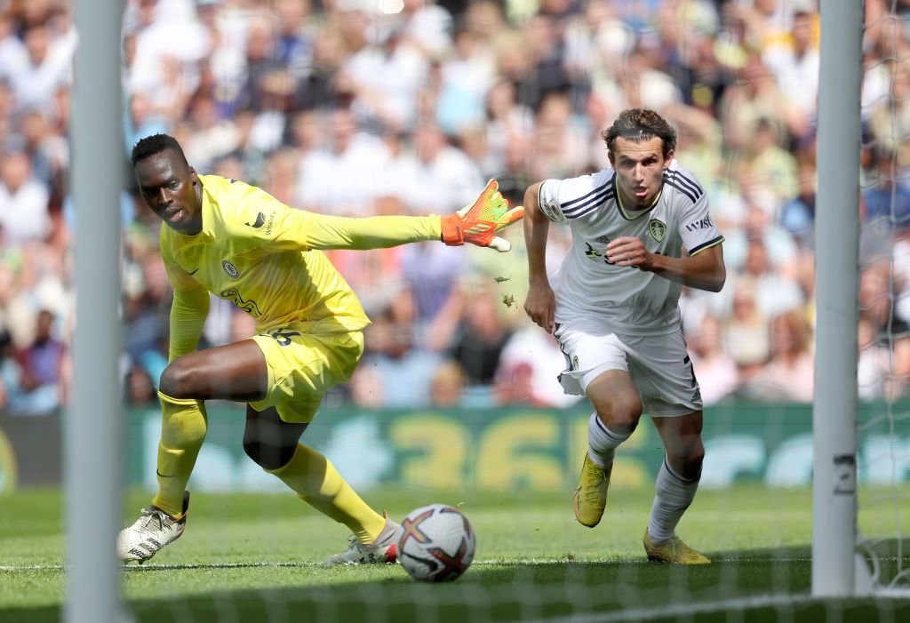 LEEDS, ENGLAND - AUGUST 21: Brenden Aaronson of Leeds United beats Edouard Mendy of Chelsea to score their side's first goal of the game during the Premier League match between Leeds United and Chelsea FC at Elland Road on August 21, 2022 in Leeds, England. (Photo by Catherine Ivill/Getty Images)
