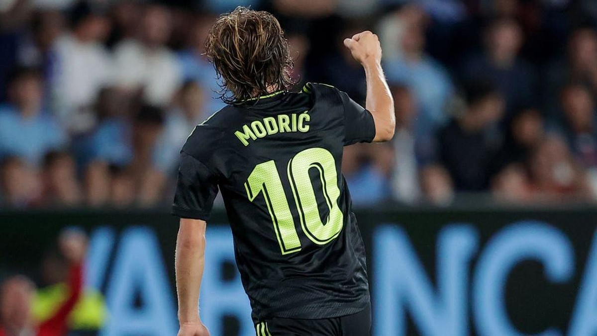 Luka Modric tampil impresif sampai mendapat tepuk tangan dari suporter Celta Vigo (Foto: Getty Images/Soccrates Images)