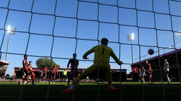 BOURNEMOUTH, ENGLAND - AUGUST 20: Martin Odegaard of Arsenal scores their sides second goal past Mark Travers of AFC Bournemouth during the Premier League match between AFC Bournemouth and Arsenal FC at Vitality Stadium on August 20, 2022 in Bournemouth, England. (Photo by Alex Davidson/Getty Images)