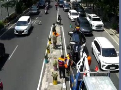 Hindari Pemotor, Innova Terbalik di Bundaran Satelit Surabaya