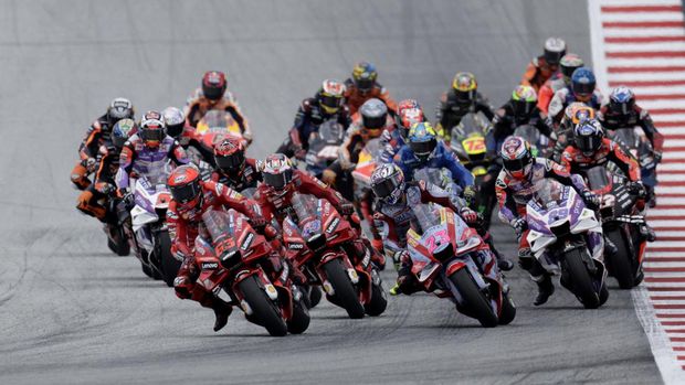MotoGP - Austrian Grand Prix - Red Bull Ring, Spielberg, Austria - August 21, 2022 Ducati Lenovo's Francesco Bagnaia and Gresini Racing MotoGP's Enea Bastianini in action during the race REUTERS/Leonhard Foeger