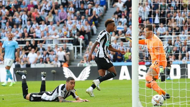 NEWCASTLE UPON TYNE, ENGLAND - AUGUST 21: Miguel Almiron of Newcastle United scores his side's first goal past Ederson of Manchester City during the Premier League match between Newcastle United and Manchester City at St. James Park on August 21, 2022 in Newcastle upon Tyne, England. (Photo by James Gill - Danehouse/Getty Images)