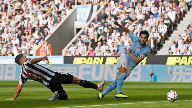 NEWCASTLE UPON TYNE, ENGLAND - AUGUST 21: Ilkay Gundogan of Manchester City scores their side's first goal during the Premier League match between Newcastle United and Manchester City at St. James Park on August 21, 2022 in Newcastle upon Tyne, England. (Photo by Stu Forster/Getty Images)