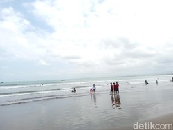 Waspada Gelombang Tinggi, Wisatawan di Pangandaran Dilarang Berenang