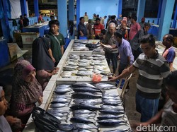Beli Ikan di Pasar Ini Nggak Ditimbang Dulu, Kuncinya Saling Percaya