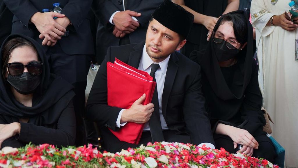 Mata Sembab Arumi Bachsin dan Emil Dardak di Pemakaman Hermanto Dardak