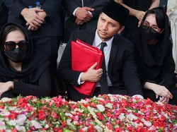 Emil Dardak dan Arumi Bachsin Melepas Hermanto Ayahanda Tercinta