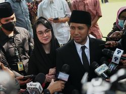Arumi Bachsin Antarkan Ayah Mertua ke Liang Lahat, Kenang Momen Terindah