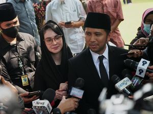 Arumi Bachsin Antarkan Ayah Mertua ke Liang Lahat, Kenang Momen Terindah Arumi Bachsin Antarkan Ayah Mertua ke Liang Lahat, Kenang Momen Terindah