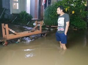 Penampakan Banjir Setinggi 70 Cm Genangi Perumahan di Ciputat Penampakan Banjir Setinggi 70 Cm Genangi Perumahan di Ciputat