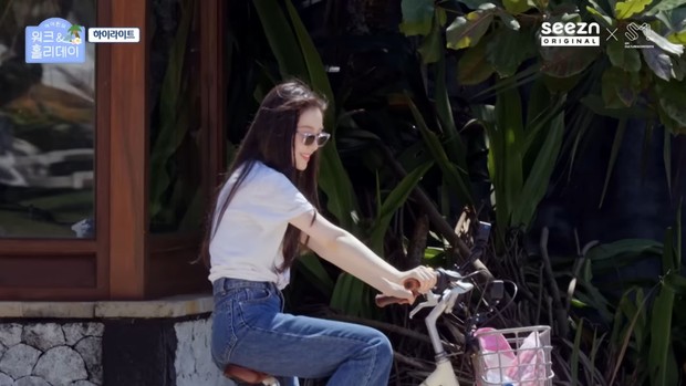 Potret Irene bersepeda di Bali/ Foto: youtube.com/SMC&CStudio Potret Irene bersepeda di Bali