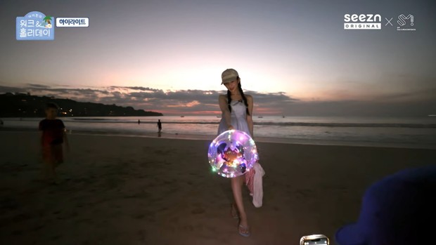 Potret Irene di menikmati sunset di pulau Bali/ Foto: youtube.com/SMC&CStudio Potret Irene di menikmati sunset di pulau Bali