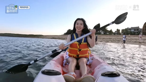 Potret Irene mendayung kayak/ Foto: youtube.com/SMC&CStudio Potret Irene mendayung kayak