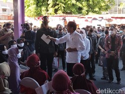 Jokowi Kunjungi Pasar Pucang Anom Surabaya, Bagikan Bansos ke Pedagang