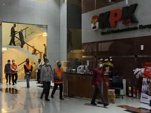 Penampakan Rektor Unila Diborgol dan Berompi Oranye KPK