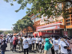 Tunggu Jokowi, Ribuan Relawan di Tambaksari Dangdutan Ojo Dibandingke