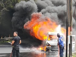 Diduga Korsleting, Sebuah Mobil di Buleleng Hangus Terbakar