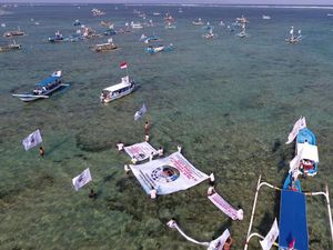 Desa Adat Intaran Gelar Aksi Pawai Jukung Ikrarkan Tolak Terminal LNG Desa Adat Intaran Gelar Aksi Pawai Jukung Ikrarkan Tolak Terminal LNG