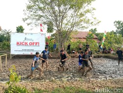 Serunya Turnamen Sepak Bola di Atas Lumpur di Cirebon