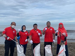 Wagub Sumbar Ikut Pungut 2,1 Ton Sampah di Pantai Purus Bareng KKP
