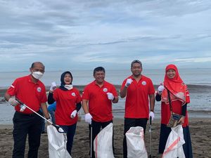 Wagub Sumbar Ikut Pungut 2,1 Ton Sampah di Pantai Purus Bareng KKP Wagub Sumbar Ikut Pungut 2,1 Ton Sampah di Pantai Purus Bareng KKP