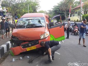 Angkot Bawa Rombongan Peziarah Tabrak Motor di Depan TPU Bergota Semarang