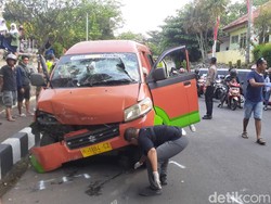 Angkot Bawa Rombongan Peziarah Tabrak Motor di Depan TPU Bergota Semarang