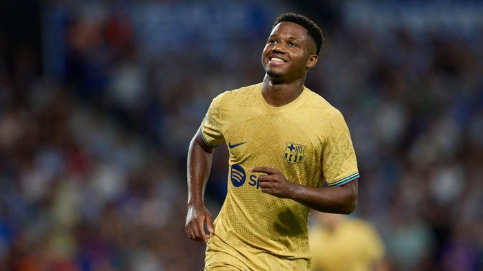 SAN SEBASTIAN, SPAIN - AUGUST 21: Ansu Fati of FC Barcelona celebrates after scoring his teams fourth goal during the LaLiga Santander match between Real Sociedad and FC Barcelona at Reale Arena on August 21, 2022 in San Sebastian, Spain. (Photo by Ion Alcoba/Quality Sport Images/Getty Images)