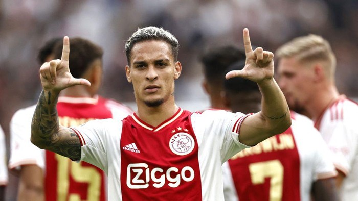 Ajaxs Brazilian midfielder Antony Matheus Dos Santos celebrates after scoring the 2-1 goal during the Dutch Eredivisie match between Ajax Amsterdam and FC Groningen at the Johan Cruijff ArenA in Amsterdam, on August 14, 2022. - Netherlands OUT (Photo by MAURICE VAN STEEN / ANP / AFP) / Netherlands OUT (Photo by MAURICE VAN STEEN/ANP/AFP via Getty Images)