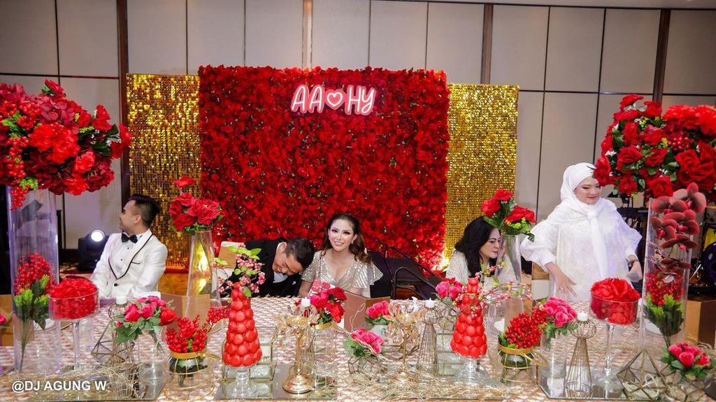 Makan Malam Mewah Ayu Aulia saat Dilamar Pengusaha Hendra Yap Makan Malam Mewah Ayu Aulia saat Dilamar Pengusaha Hendra Yap