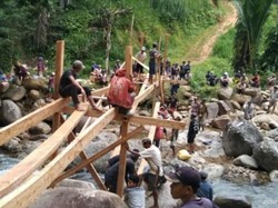 Warga Bone-Sinjai Bangun Jembatan Darurat, 1 Bulan Akses Terputus