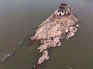 Bangunan 700 Tahun Muncul di Sungai Yangtze
