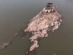 Bangunan 700 Tahun Muncul di Sungai Yangtze