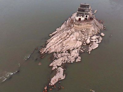 Bangunan 700 Tahun Muncul di Sungai Yangtze