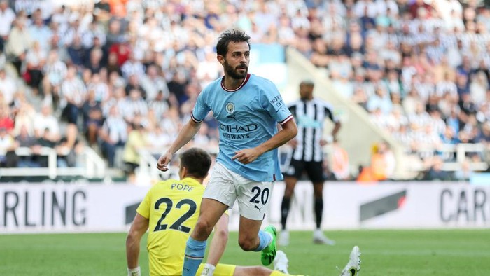 NEWCASTLE UPON TYNE, ENGLAND - AUGUST 21: Bernardo Silva of Manchester City celebrates scoring their sides third goal as Nick Pope of Newcastle United ( obscured ) reacts during the Premier League match between Newcastle United and Manchester City at St. James Park on August 21, 2022 in Newcastle upon Tyne, England. (Photo by Clive Brunskill/Getty Images)