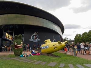 Berwisata ke Taman Hiburan Multimedia di Prancis, Futuristik Banget