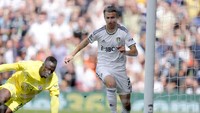 Si kulit bundar justru bisa direbut Brenden Aaronson dari kaki Mendy. Foto: Getty Images/Catherine Ivill