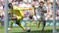 Blunder terjadi usai Mendy gagal mengontrol bola, yang ia lanjutkan dengan gerak tipu, usai menerima backpass Thiago Silva. Foto: Getty Images/Catherine Ivill
